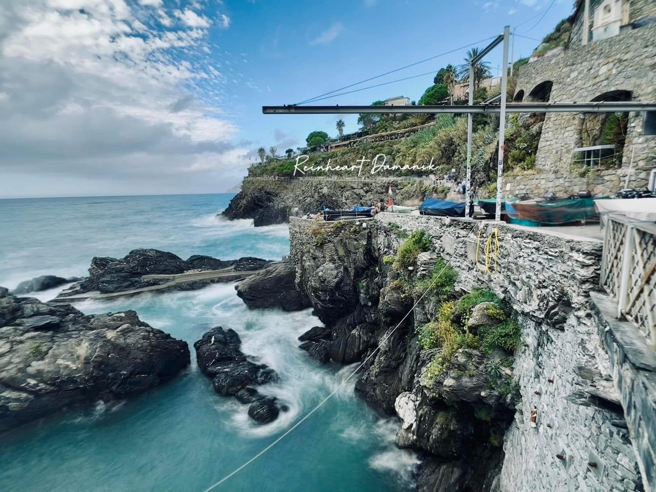 Tebing dan bangunan batu menghadap laut biru